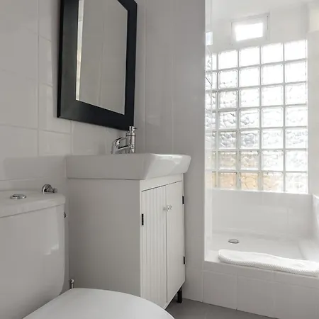 Lapa Meio - Apt. With Terrace Between Estrela And Santos Quarters Lisbon