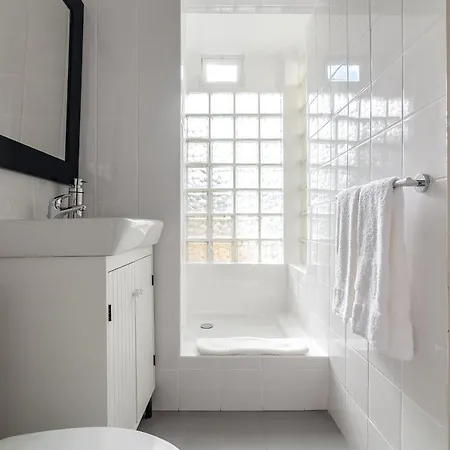 Apartment Lapa Meio - Apt. With Terrace Between Estrela And Santos Quarters Lisbon